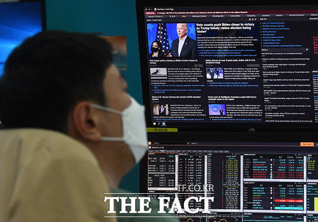 미국 대통령 선거 개표가 진행중인 6일 오전 서울 중구 명동 하나은행 딜링룸에서 딜러들이 미국 대선 관련 뉴스를 지켜보고 있다. /이동률 기자