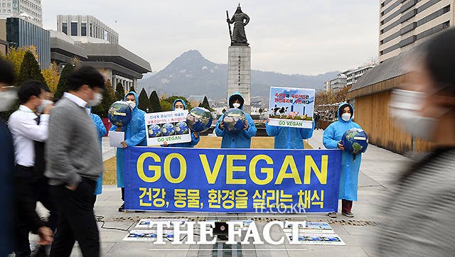 비건 (Vegan)세상을 위한 시민모임, 한국채식연합 등 시민단체 회원들이 6일 오후 서울 광화문광장 앞에서 채식을 촉구하는 기자회견을 하고 있다. /이새롬 기자