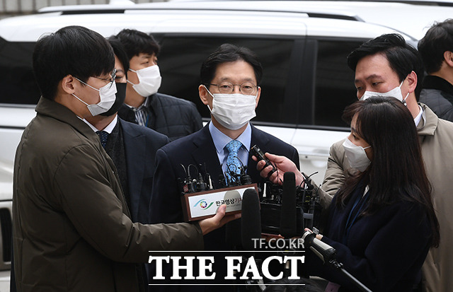 드루킹 댓글 조작 공모 혐의로 기소된 김경수 경남도지사가 6일 오후 서울 서초구 서울고등법원에서 열린 항소심 선고공판에 출석해 취재진의 질문에 답하고 있다. /이동률 기자