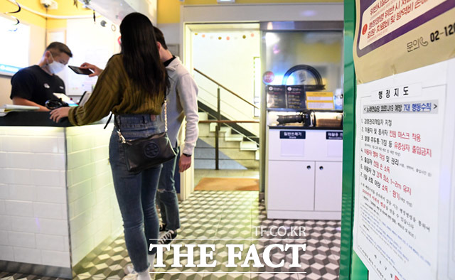 사회적거리두기가 1단계로 완화된 가운데 지난 13일 오후 서울 마포구 홍익대학교 인근 코인노래방에 손님들이 방문한 가운데 한쪽 벽면에 코로나19 예방 행동수칙이 적힌 안내문이 붙어 있다. /임세준 기자