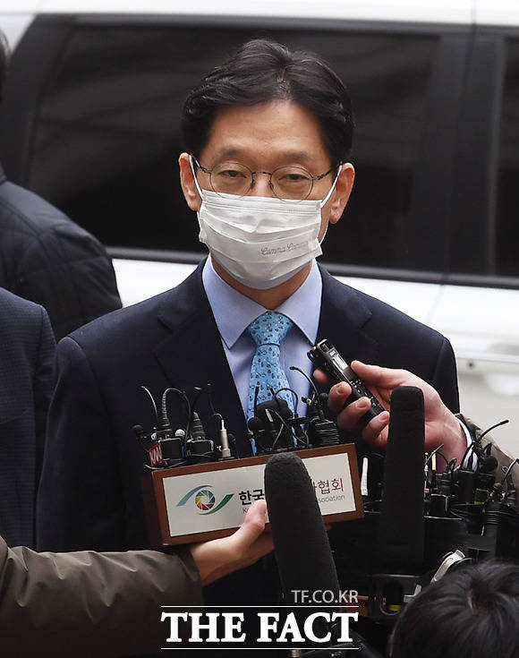 드루킹 댓글 조작 공모 혐의로 기소된 김경수 경남도지사가 6일 서울 서초구 서울고등법원에서 열린 항소심 선고공판에 출석해 취재진의 질문에 답하고 있다. /이동률 기자