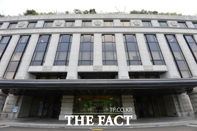 고액 금품 수수를 약속한 금융회사 임직원을 가중처벌하도록 한 법 조항은 합헌이라는 헌법재판소 결정이 나왔다./더팩트 DB