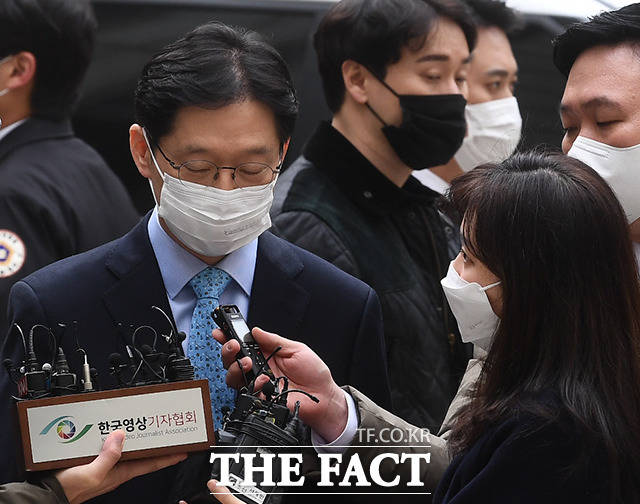 드루킹 댓글 조작 공모 혐의로 기소된 김경수 경남도지사가 6일 오후 서울 서초구 서울고등법원에서 열린 항소심 선고공판에 출석해 취재진의 질문에 답하고 있다. /이동률 기자