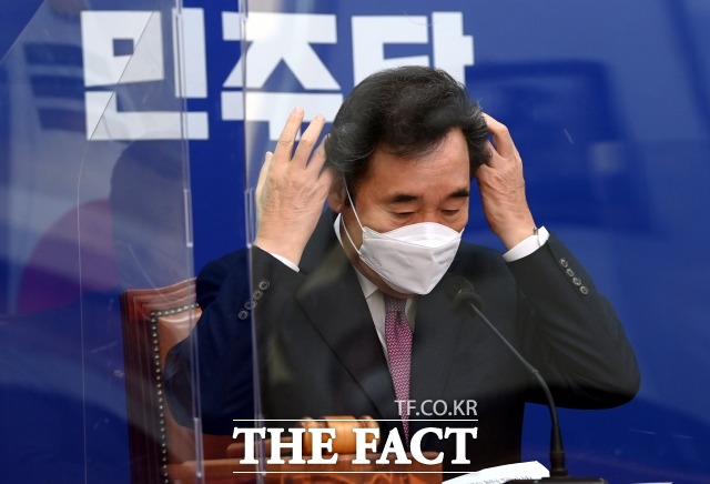 이낙연 더불어민주당 대표는 6일 박범계 의원·이정옥 여가부장관 논란에 대해 공직자는 항상 말을 골라가며 해야 한다고 일갈했다. 지난 2일 열린 민주당 최고위원회의에 참석한 이 대표. /이새롬 기자