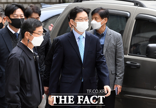 드루킹 댓글 조작 공모 혐의로 기소된 김경수 경남도지사가 6일 서울 서초구 서울고등법원에서 열린 항소심 선고공판에 출석해 취재진의 질문에 답하고 있다. /이동률 기자