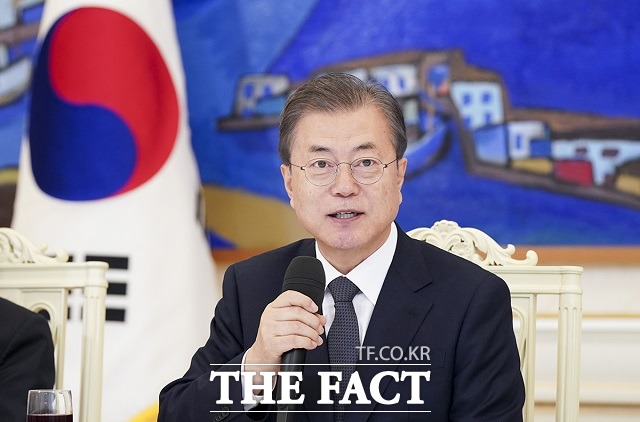 문재인 대통령이 6일 평화와 번영을 위한 제주포럼 영상 기조연설에서 한반도 평화의 필요성을 역설했다. /청와대 제공