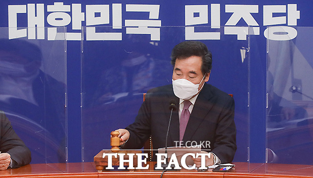 이낙연 더불어민주당 대표가 6일 당 최고위원회의에서 검찰이 월성 1호기 평가 조작 의혹 관련 정부기관을 압수 수색한 데 대해 검찰권 남용이라며 강도높게 비판했다. 지난 2일 최고위원회의에 참석한 이 대표. /이새롬 기자