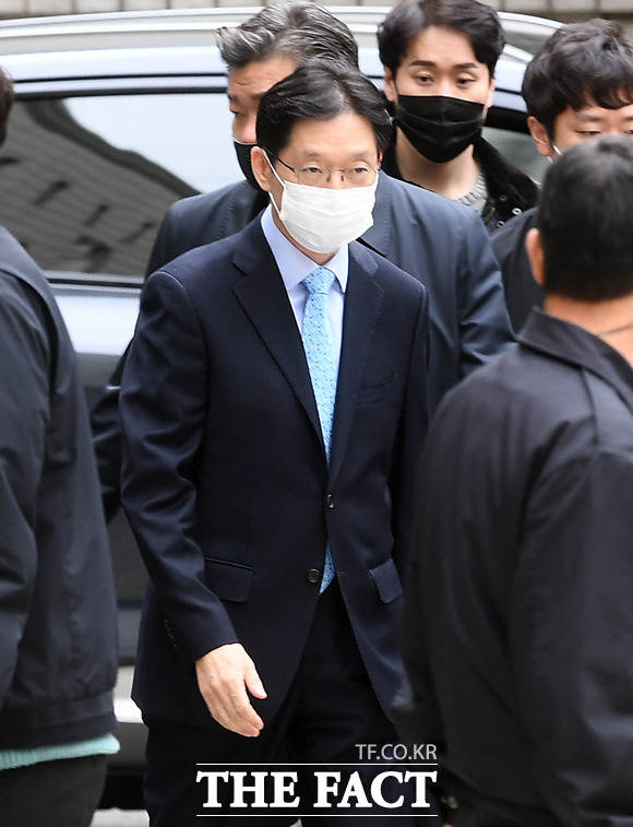 드루킹 댓글 조작 공모 혐의로 기소된 김경수 경남도지사가 6일 서울 서초구 서울고등법원에서 열린 항소심 선고공판에 출석하고 있다. /이동률 기자