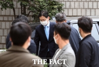 [TF포토] 법정 향하는 김경수 지사