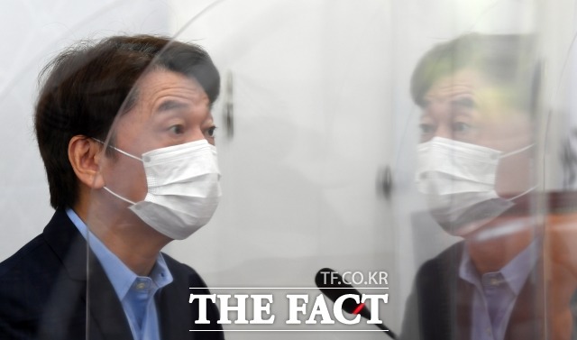 안철수 대표는 지난 6일 국민의당 권은희 원내대표와 황보승희 의원이 주도하는 국민미래포럼에서 강연을 했다. /더팩트 DB