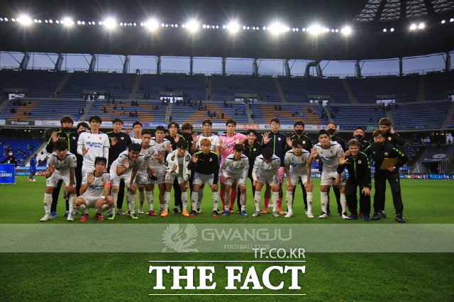 지난 8월, 광주FC 사무국장을 비롯한 일부 직원들이 조직적으로 근무 수당을 부당하게 취득해 온 의혹과 함께 ‘사무국장이 직원들에게 여자친구 빼빼로 포장을 시킨다’는 등 사무국장의 자질에도 문제가 불거졌지만 광주시 감사위의 진실조사는 지지부진한 상태로 봐주기 의혹을 낳았다./ 광주FC 제공