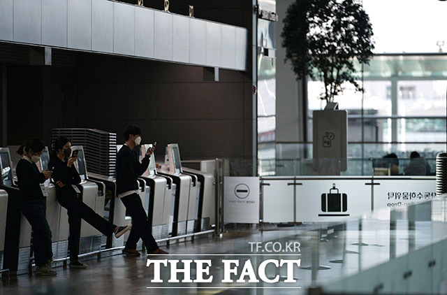 코로나19 사태가 장기화되면서 강제 휴직 상태였던 항공사 승무원이 극단적 선택을 했다. /이덕인 기자