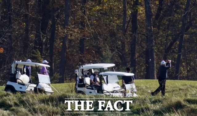도널드 트럼프 미국 대통령이 7일 버지니아 스털링의 트럼프 내셔널 골프장에서 골프 라운드를 갖고 있다. /버지니아=AP.뉴시스