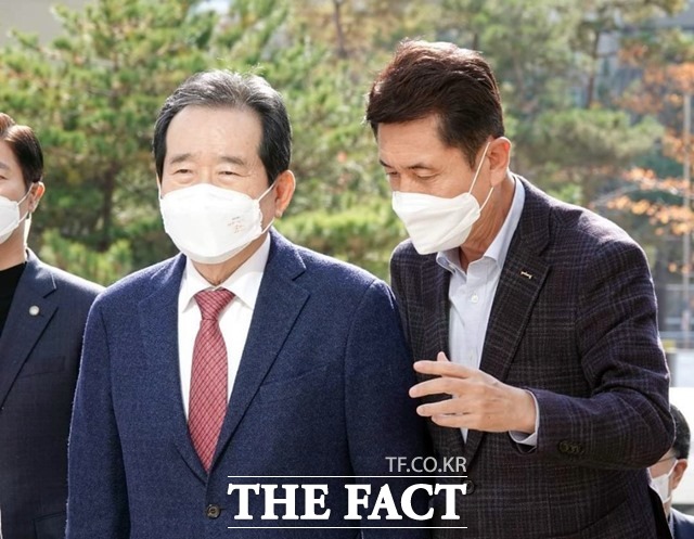 이강덕 포항시장이 7일 포항지진 3주년을 앞두고 포항을 방문한 정세균 국무총리에게 지역 현안 사업에 대해 적극 건의했다./포항시 제공