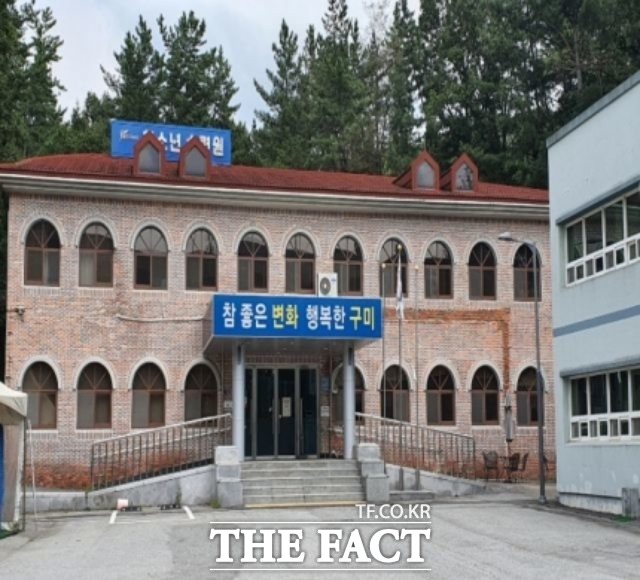 사)미래청소년연맹은 8일 감사원과 경북도,구미시 감사실에 경북구미 ‘해평청소년수련원’ 부실운영에 대해 철저히 규명해 달라는 진정서를 우편으로 보냈다고 밝혔다. 사진은 수련원 전경/구미=김서업 기자