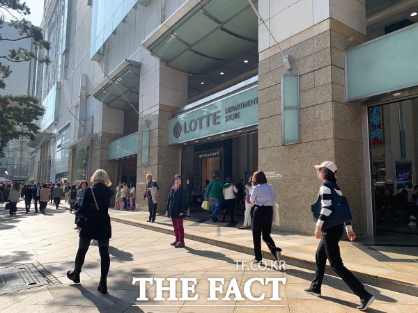 롯데쇼핑이 올해 99개의 점포를 폐점하면서 당초 계획했던 구조조정의 약 80%를 진행했다. 사진은 롯데백화점 본점 모습. /한예주 기자