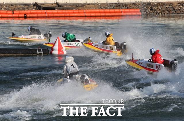 미사 경정장에서 진행된 42회차 2일차(11월 5일) 경주에 출전한 선수들이 힘찬 턴을 하고 있다./기금조성총괄본부 제공