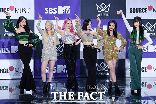 3번째 정규 앨범 回:Walpurgis Night 발표[더팩트ㅣ남용희 기자] 걸그룹 여자친구가 9일 오후 서울 마포구 상암동 SBS프리즘타워에서 정규 3집 回:Walpurgis Night(회:발푸르기스의 밤) 쇼케이스에 참석해 포즈를 취하고 있다.