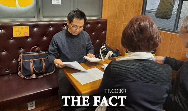 진실을 세상에 알리고 싶다. 서울 동대문구 휘경동 한 카페에서 기자와 만난 사업가 강씨는 제가 투자한 돈을 사업 목적에 쓰지 않고 대부분은 개인 빚을 갚거나 다른 용도로 이용했다며 고소 배경을 설명했다.