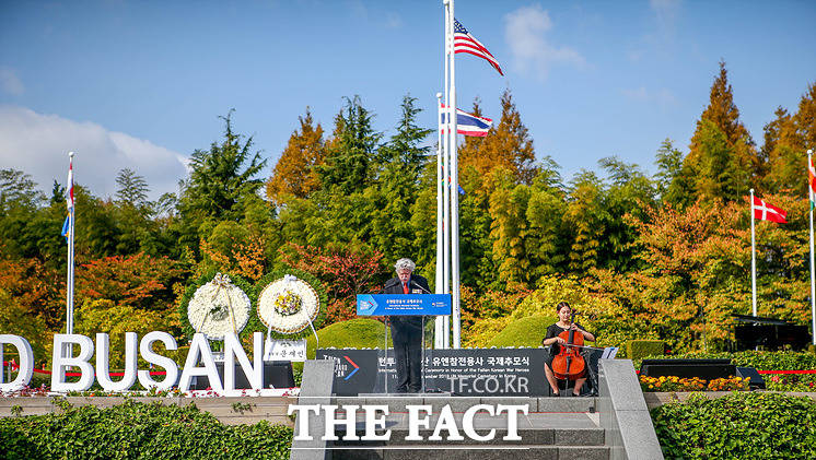 지난해 11월 11일 부산 남구 유엔기념공원에서 열린 턴 투워드 부산 유엔참전용사 국제추모식에서 유엔참전용사 대표로 빈센트 커트니(Vincent Courtenay)씨가 전우에게 바치는 편지를 읽고 있다. /국가보훈처 제공