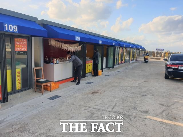 제주시는 서부지역 관광명소로 알려진 자구내 포구 한치 특화 어촌 관광거리에 사업비 2억원을 투자, 한치 판매시설을 조성했다. 사진은 새로 조성된 자구내 포구 한치 특화 어촌 관광거리/ 제주시 제공