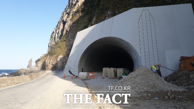 울릉 일주도로 2 구간 공사(죽암터널) 현장의 8일 현재 공정률 90.1%이다./울릉=조성출 기자