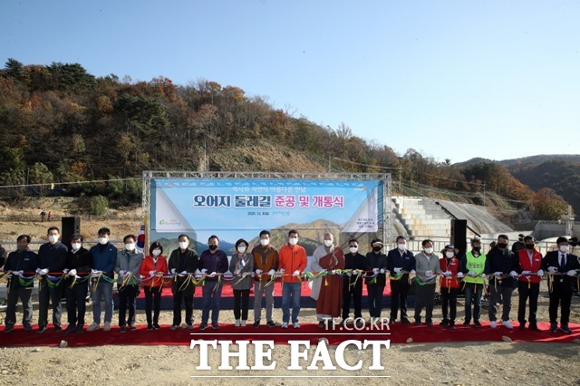 포항 12경의 하나인 오어지 둘레길이 완공돼 8일 준공 및 개통식을 가졌다./포항시 제공