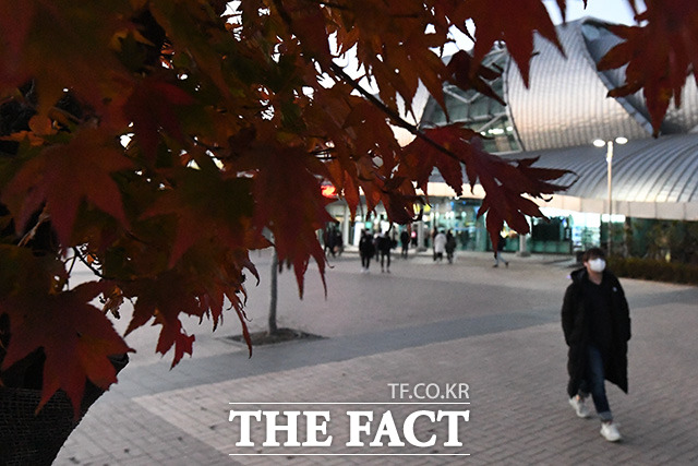 화요일인 10일은 아침 기온은 2~3도 가량 높겠으나, 전국 대부분 지역이 5도 이하 분포를 보이면서 춥겠다./남용희 기자