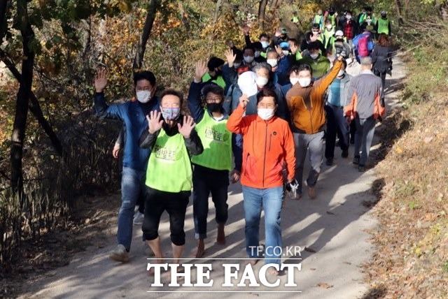 8일 오어지 둘레길 완공 기념으로 열린 맨발걷기 행사 모습/포항시 제공