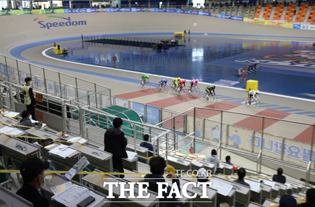 광명 스피돔에서 진행된 44회차 3일차(11월 8일) 경주를 고객들이 지켜보고 있다./기금조성총괄본부 제공