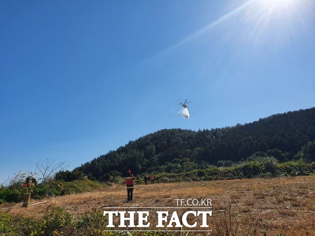제주지역에 9일 오전 9시 34분경 서귀포시 성산읍 난산리 2302번지 유건에오름에서 원인을 알 수 없는 산불이 발생했다.사진은 산불진화헬기와 소방안전본부 헬기, 산불진화요원, 관계공무원 등을 긴급 투입해 11시 12분 산불 진화를 완료한 모습/ 제주도 제공