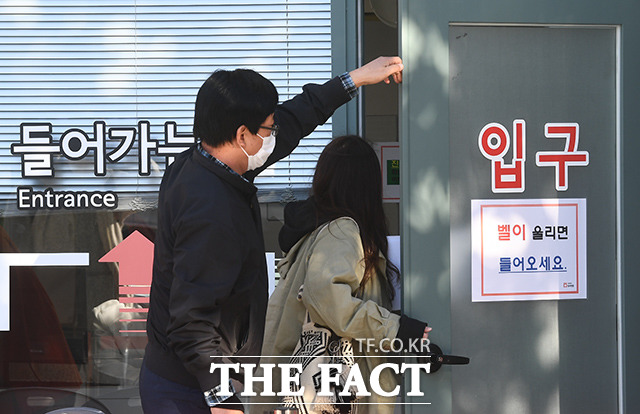 지난해 독감 진료 환자 중 20대 이하가 10명 중 7명꼴인 것으로 나타났다. 사진은 서울의 한 의료기관에 위치한 독감 예방접종 창구에 입장하는 시민들./이동률 기자