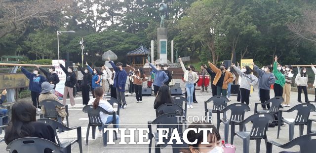 제주학생문화원은 지난 7일 ‘제주 청소년의 거리’에서 코로나19로 지친 학생들과 지역주민들을 위하여 가을을 느끼고 예술을 즐길 수 있도록 ‘버스킹’을 선보였다. /제주도교육청 제공)