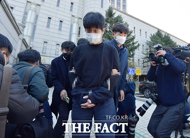 아동 성 착취물 사이트 웰컴 투 비디오 운영자 손정우(가운데)가 9일 오후 서울 서초구 서울중앙지방법원에서 열리는 구속 전 피의자 심문(영장실질심사)을 마치고 청사를 나서고 있다. /이덕인 기자