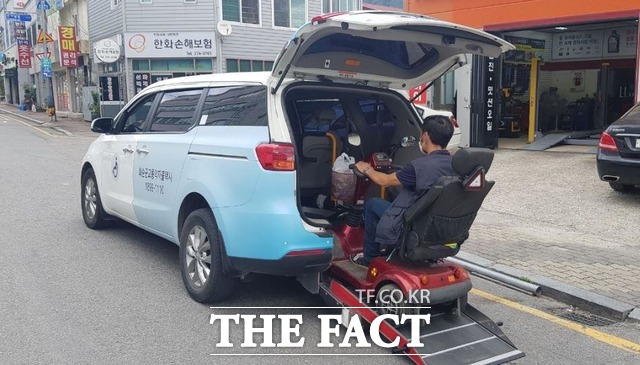 전남 화순군이 100원 택시에 이어 버스비 1000원만 지불하면 화순 지역 어디든 갈 수 있는 ‘1000원 버스’ 운행제도를 시행해 주민들의 큰 호응을 얻고 있다. 사진은 화순 지역에 거주하는 장애인이 콜택시에 탑승하고 있는 모습./화순군 제공