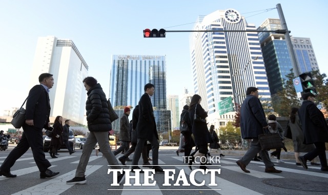 9일 고용노동부가 발표한 10월 노동시장 동향에 따르면 지난달 고용보험 가입자 수는 1423만 명으로 전년 동월 대비 36만4000명 증가했다. /더팩트 DB