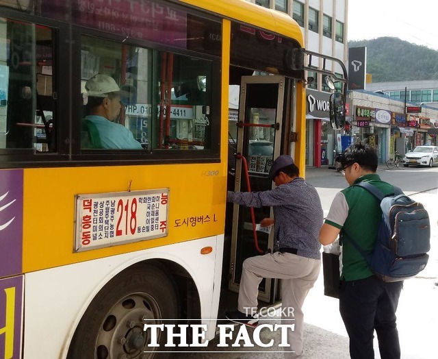 전남 화순군이 100원 택시에 이어 버스비 1000원만 지불하면 화순 지역 어디든 갈 수 있는 ‘1000원 버스’ 운행제도를 시행해 주민들의 큰 호응을 얻고 있다./화순군 제공