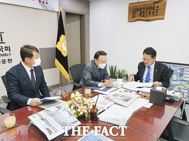 강임준 전북 군산시장이 국회를 방문해, 예결위 소속인 윤준병 의원, 이상직 의원, 정운천 의원, 이용호 의원 등을 만나 내년도 시 현안과 주요사업 예산확보를 위한 건의 활동에 나섰다. /군산시 제공