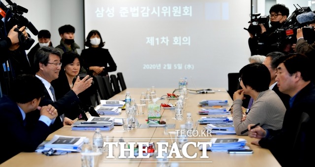 삼성의 준법 경영을 감시하는 외부 독립기구 삼성 준법감시위원회 첫 회의가 지난 2월 5일 오후 서울 서초구 삼성생명 서초타워에서 열린 가운데 김지형 위원장(왼쪽 두번째)이 모두발언을 하고 있다. /이덕인 기자