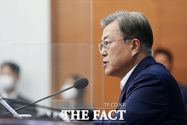 문재인 대통령이 9일 청와대에서 주재한 수석·보좌관 회의에서 한미동맹 강화와 한반도 평화프로세스 진전에 어떠한 공백도 생기지 않도록 하겠다고 강조했다. /청와대 제공