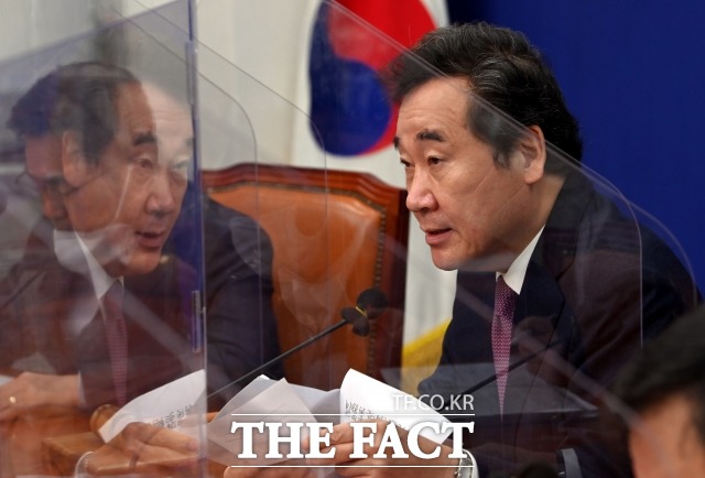 이낙연 더불어민주당 대표는 9일 4·7보궐선거 선거기획단 첫 회의에서 더 낮게, 더 책임있게, 시민과 함께를 다짐하는 것은 성찰의 자세를 시민께 다짐해드린 것이라고 말했다. 지난 2일 열린 민주당 최고위회의에 참석한 이 대표. /이새롬 기자