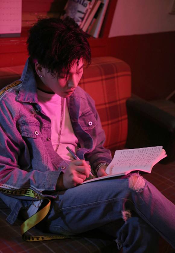 래퍼 영크림이 대마초 흡연 후 깊이 후회하며 반성하고 있다고 입장을 발표했고 과거 여성 미행에 관한 보도를 해명했다. /플레이뮤직그라운드 제공