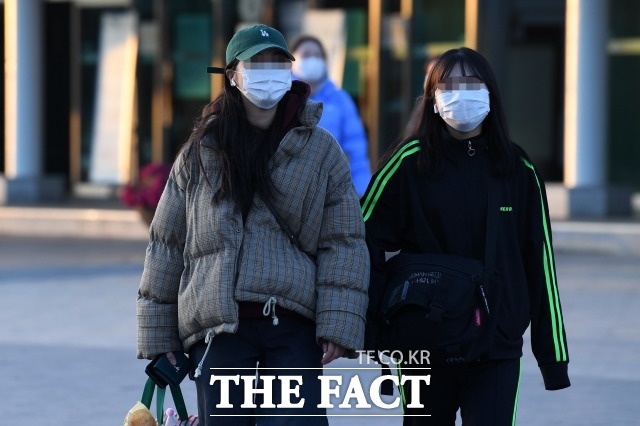 아침 기온은 대부분 지역에서 5도 이하의 분포를 보이면서 쌀쌀하겠다. 낮 동안에는 햇빛이 비치면서 기온이 15도 안팎으로 올라 일교차가 크겠다. /더팩트 DB