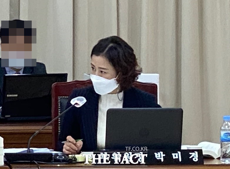 10일 경북도의회 교육위원회 행정사무감사에서 박미경(비례)위원이 민간단체 보조금 집행관리가 제다로 이루어지지 않고 있다며 교육청관계자에게 질타를 하고 있다./안동=오주섭기자