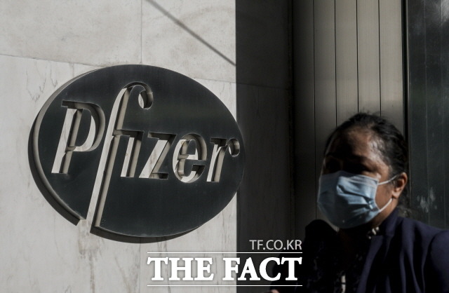 미국 제약사 화이자가 개발한 신종 코로나바이러스 감염증(코로나19) 백신이 임상시험에서 90%가 넘는 예방효과를 거뒀다는 소식에 국내 관련주가 급등하고 있다. /AP.뉴시스
