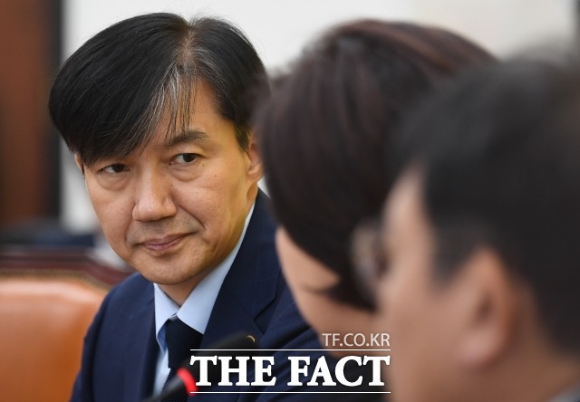 조국 전 법무부 장관 딸이 거주하는 오피스텔에 들어가 초인종을 누른 기자들이 검찰에 넘겨졌다. /이새롬 기자