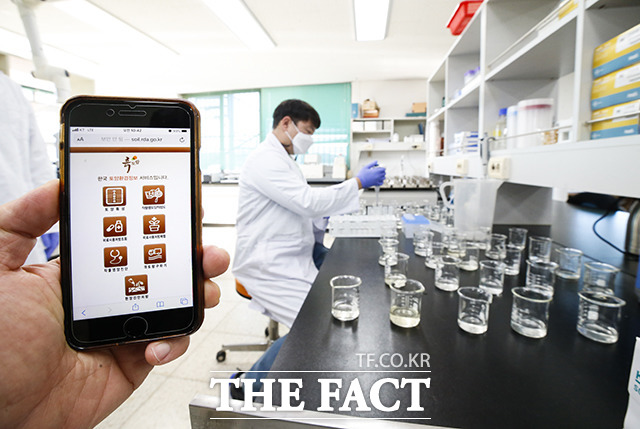 임실군이 토양검정서비스 이용을 무료로 실시한다. 군 농업기술센터에서 비대면으로 의뢰할 수 있으며, PC와 스마트폰 어플리케이션을 통해 편리하게 접수할 수 있다. 결과서와 비료사용처방서는 우편 또는 이메일로 발급 받을 수 있다. /임실군 제공