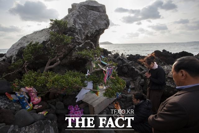 제주특별자치도는 10일 해녀박물관 로비에서 강건 작가의 ‘해신제 물에 든다’ 사진전을 개최해 오는 29일까지 운영한다.사진은 제주 동부 지역 바닷가 제주해녀박물관 해녀 신앙 사진전 개최를 기원하는 모습 /제주도 제공