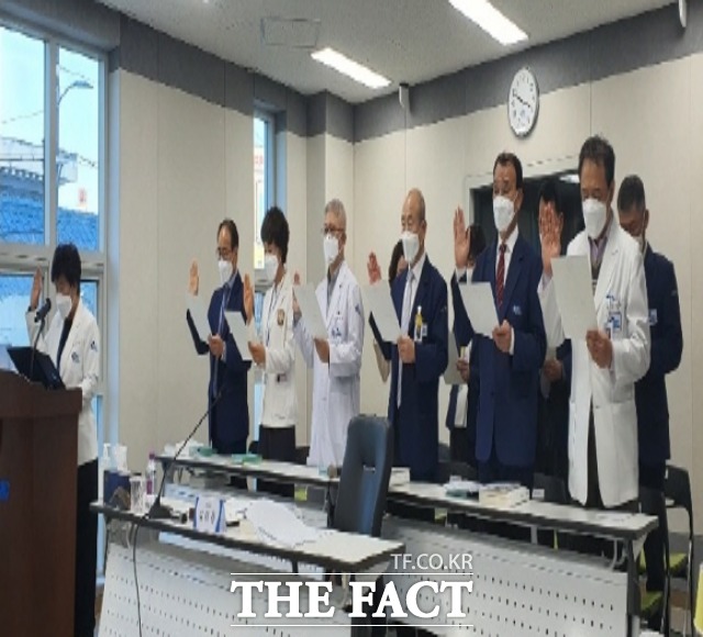 경북도 산하기관들이 행정사무감사를 받으면서 언론에 좌석과 자료를 제대로 제공하지 않는 등 취재에 비협조로 일관해 문제가 되고 있다. 10일 열린 김천의료원 행정사무감사에서 김미경 원장과 임직원들이 증인 선서를 하고 있다/김천=김서업 기자