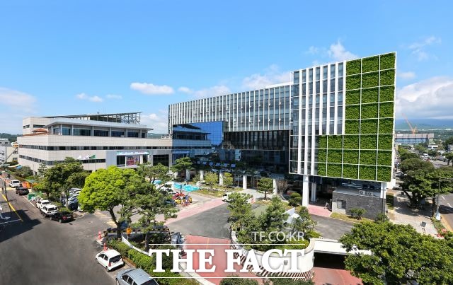 2021년 정부예산안 심사가 한창 진행 중인 가운데, 김태엽 서귀포시장은 내년도 국비확보를 위하여 11일 국회를 방문하는 등 총력전을 펼치고 있다. 사진은 서귀포시 청사전경 /서귀포시 제공